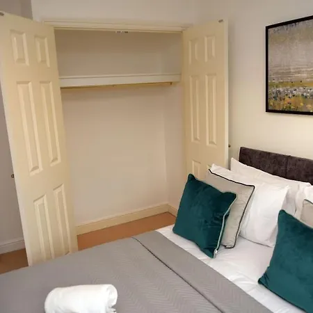 Charming 3 Bed House In Bristol