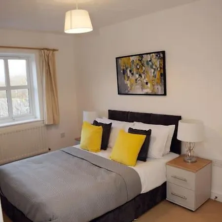 Charming 3 Bed House In בריסטול