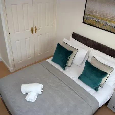 Charming 3 Bed House In Bristol